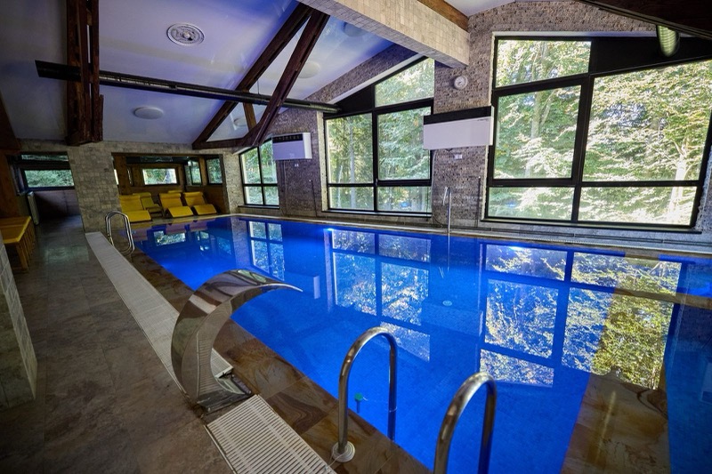 Piscina interioară a hotelului