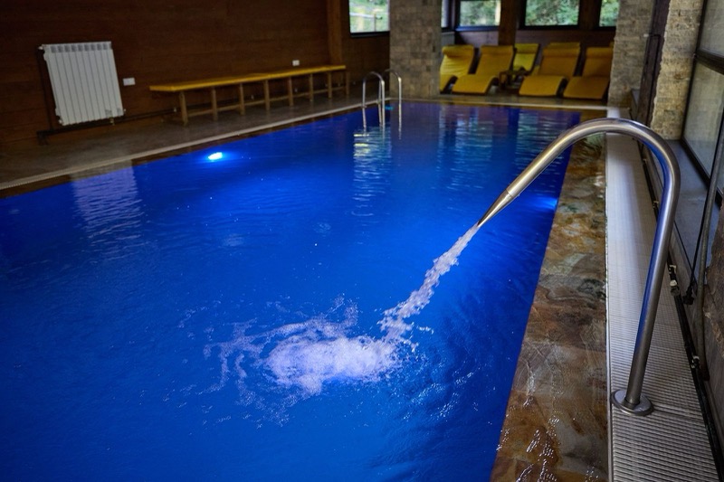Cascada piscinei interioare