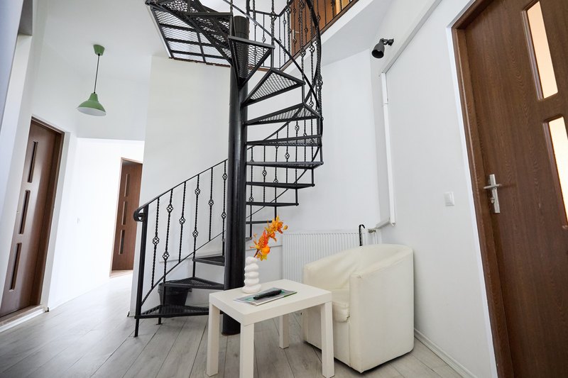 Apartament cu 2 dormitoare — scară interioară de acces