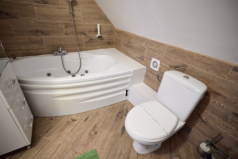 Apartament cu 2 dormitoare — baie cu cadă