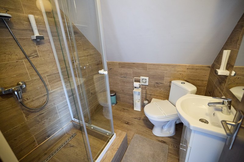 Apartament cu 2 dormitoare — baie cu cabină de duș