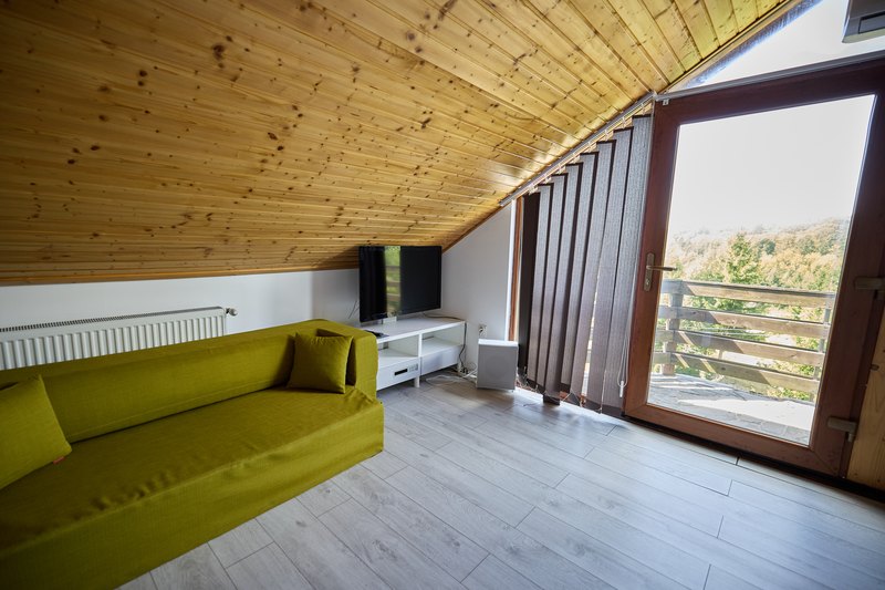 Apartament cu 2 dormitoare — canapea în camera de la etaj