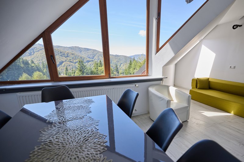 Apartament cu 2 dormitoare — zona de dining cu vedere la munte