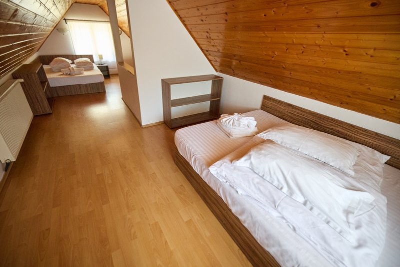 Apartament cu 3 dormitoare — paturile suitei de la mansardă