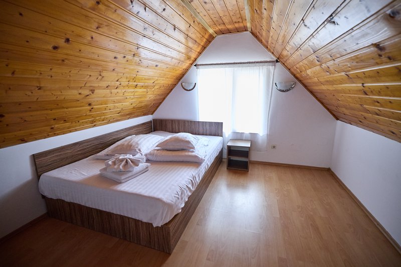 Apartament cu 3 dormitoare — pat matrimonial la mansardă