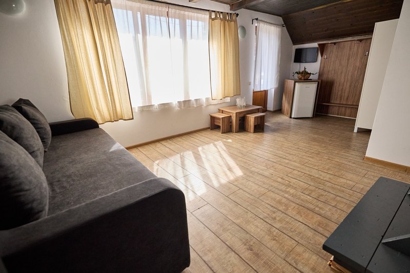 Apartament cu 3 dormitoare — zona de relaxare a suitei