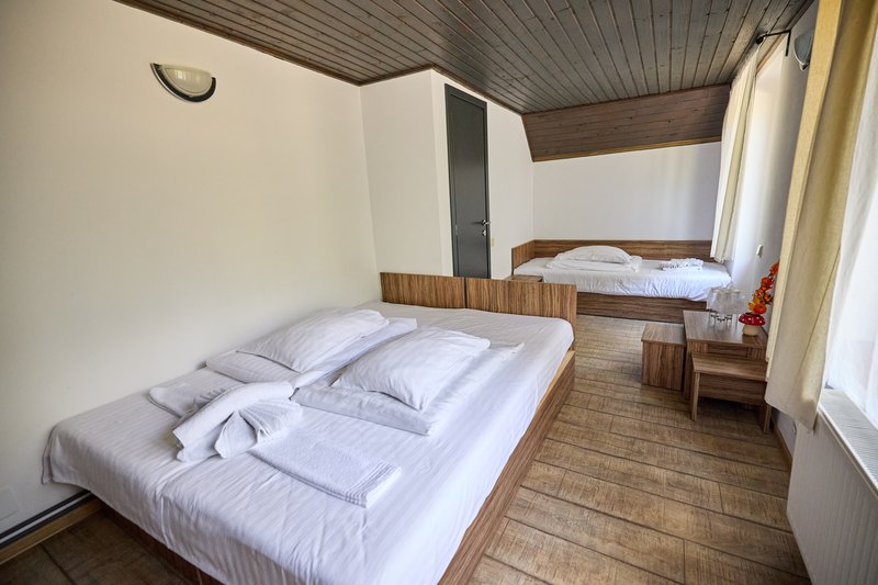 Apartament cu 3 dormitoare — dormitor cu pat matrimonial și pat de o persoană
