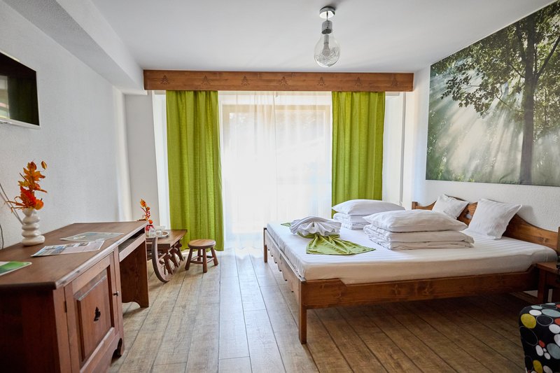 Cameră dublă cu balcon — interior și acces la balcon