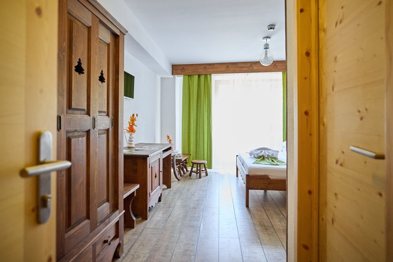 Cameră dublă cu balcon — vedere dinspre intrare