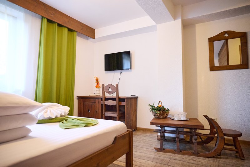 Cameră dublă fără balcon — masă și televizor
