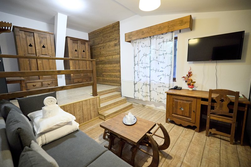 Junior suite — canapea și zonă de relaxare