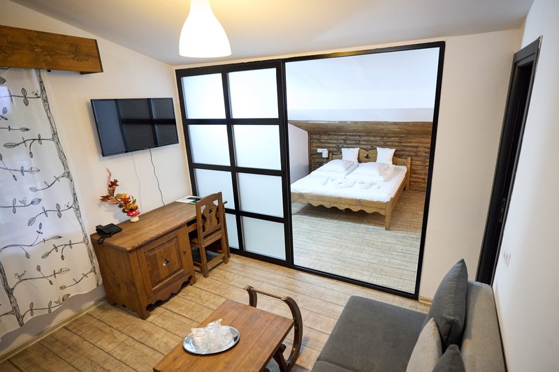 Junior suite — living și acces spre dormitor